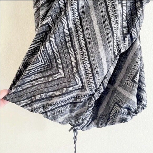 Fabletics Norwalk Tank Top Size XS Athletic Built In Bra Racer Back Slouchy Gray - Picture 3 of 6